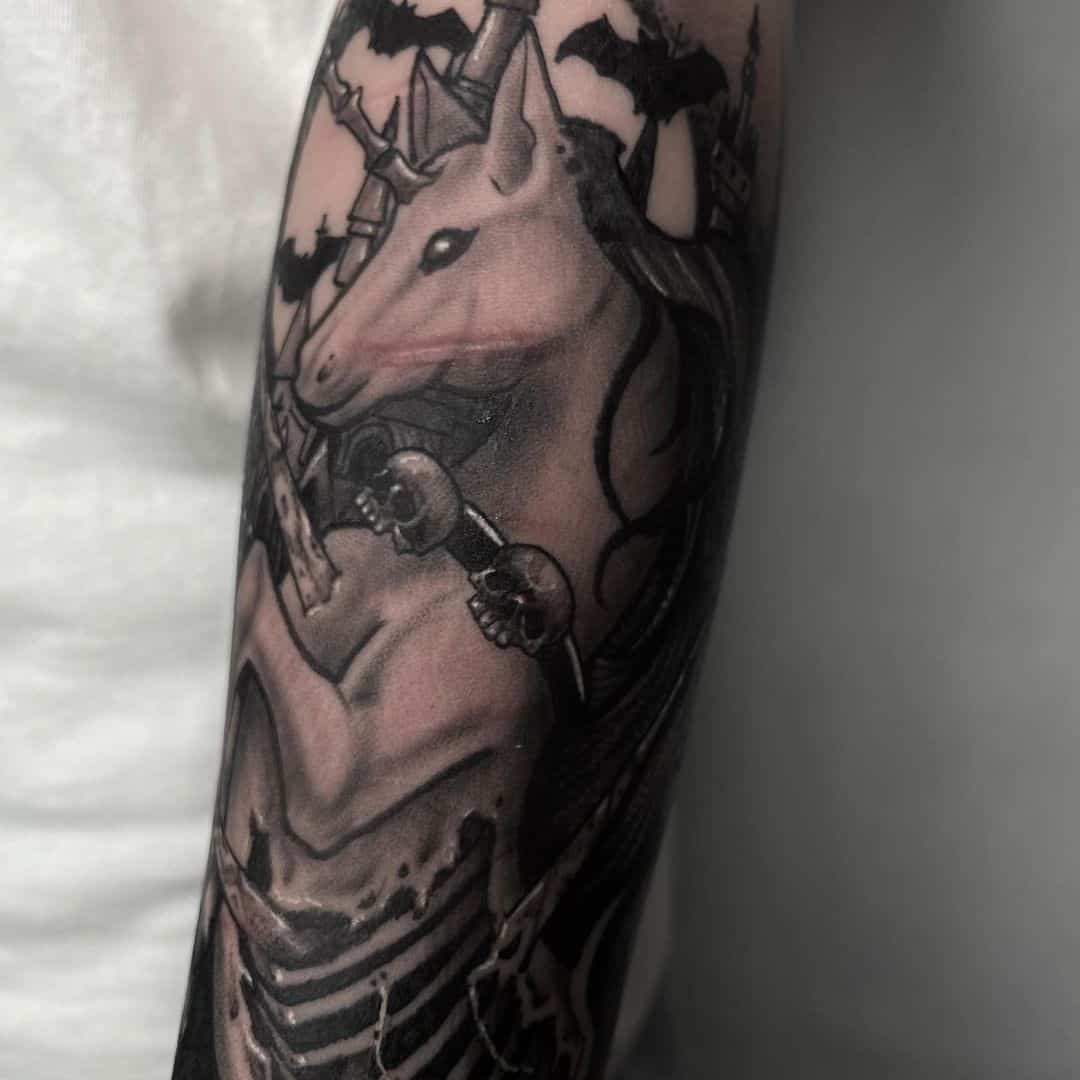 Impression de bras de tatouage de licorne noire