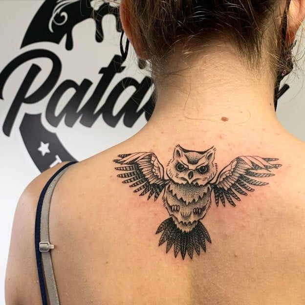Tatouage Hibou Haut Du Dos