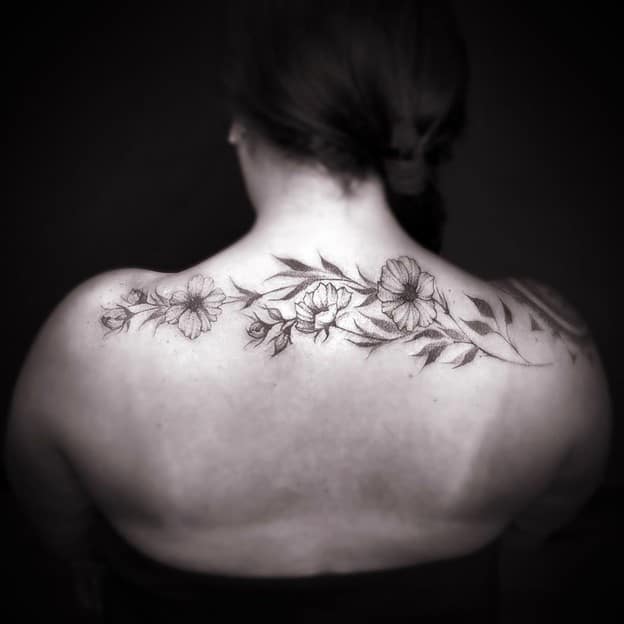 Tatouage Fleur Haut Du Dos