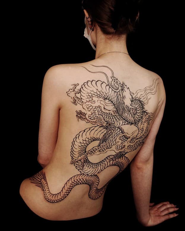 Tatouage de dragon arrière complet