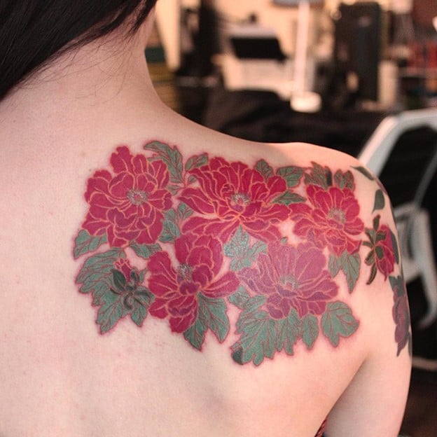 Tattoo Fleur rouge haut du dos