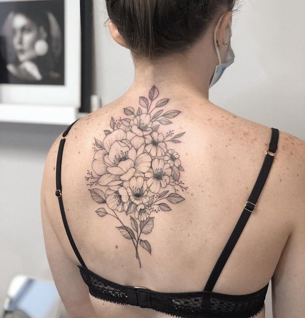 Tattoo Fleur haut du dos gris