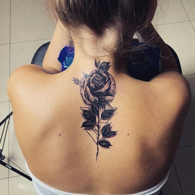 tatouage haut du dos rose