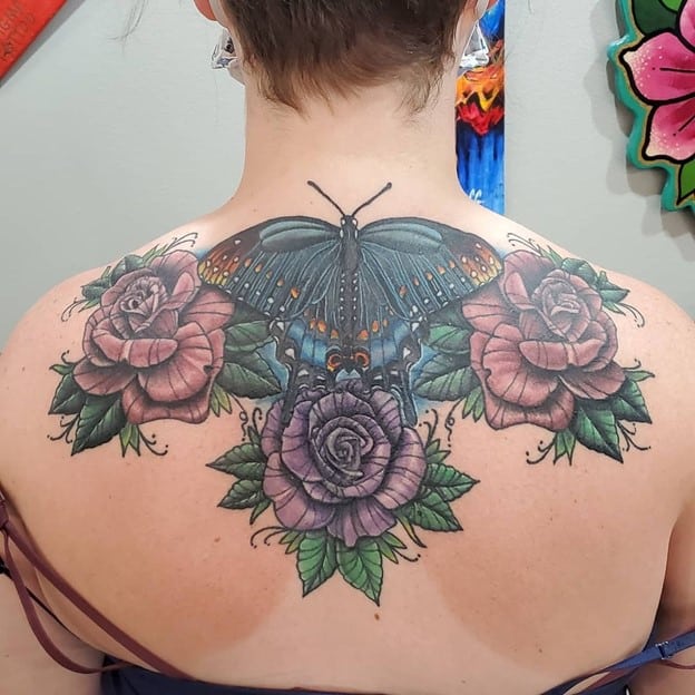 tatouage papillon fleur haut du dos