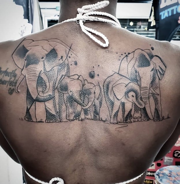 Tatouages ​​​​d'éléphant Haut Du Dos