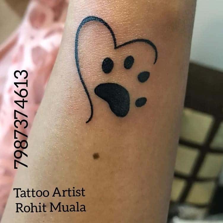 Tatuagem de pata de cachorro com coração artístico