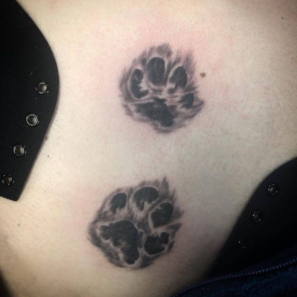 Tatuagem de pata com estampa de cachorro no peito