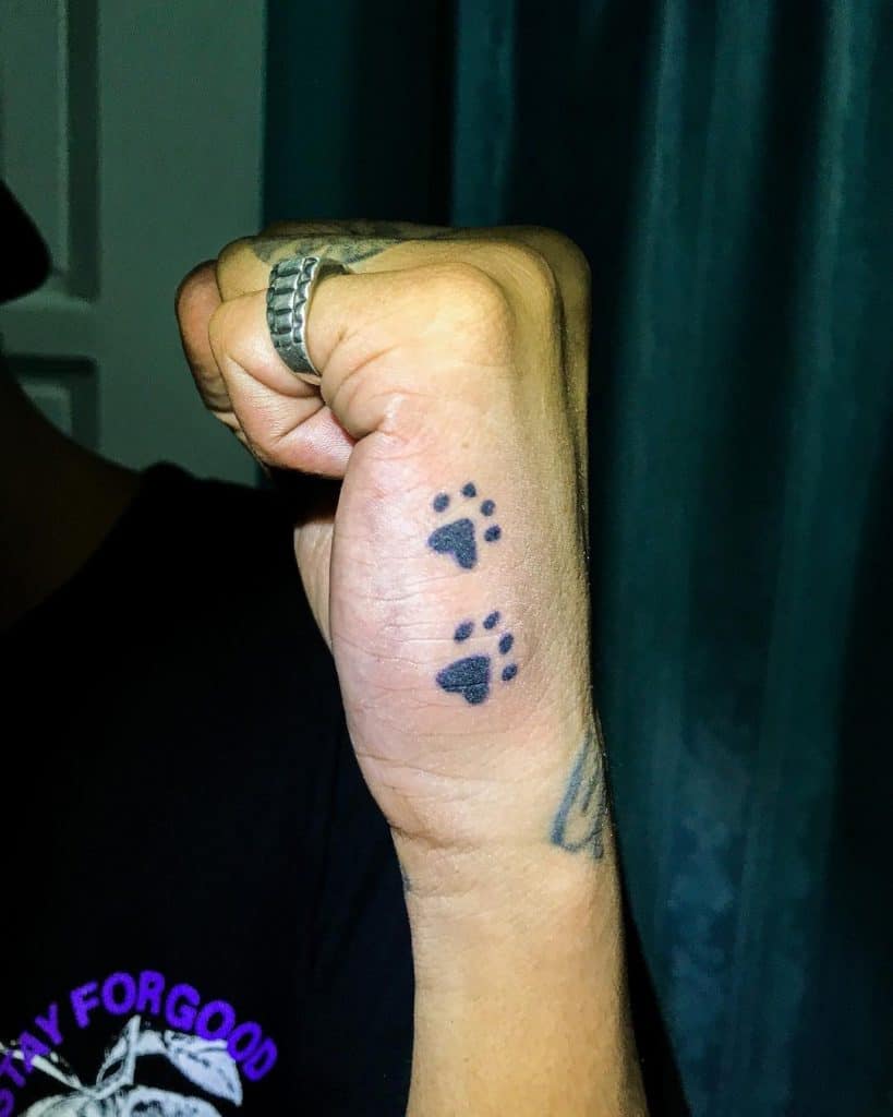 Tatuagem de duas patas de cachorro disponível
