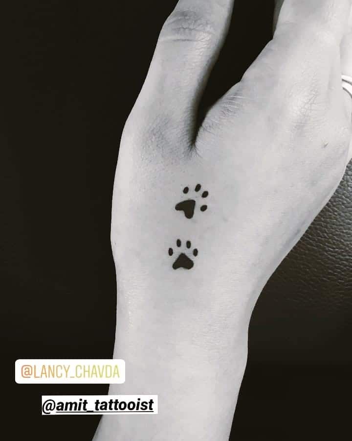 Tatuagem de duas patas de cachorro preto disponível