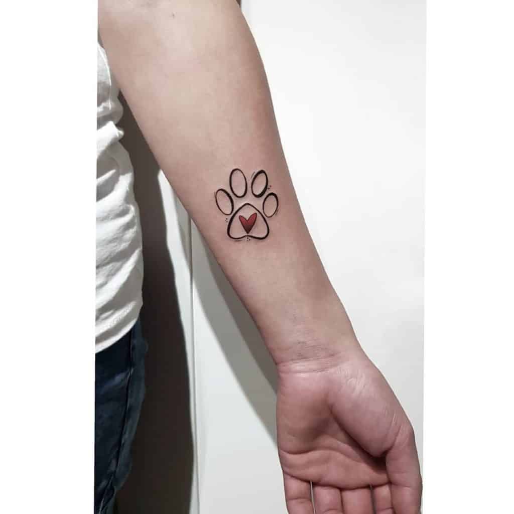 Tatuagem minimalista de pata de cachorro