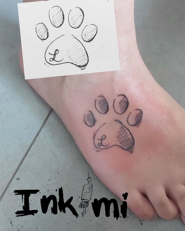 Tatuagem de pata de cachorro a pé