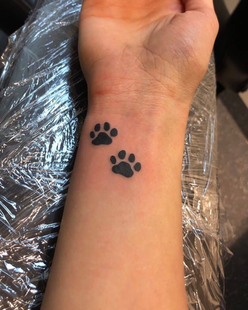 Tatuagem impressa de pata de cachorro