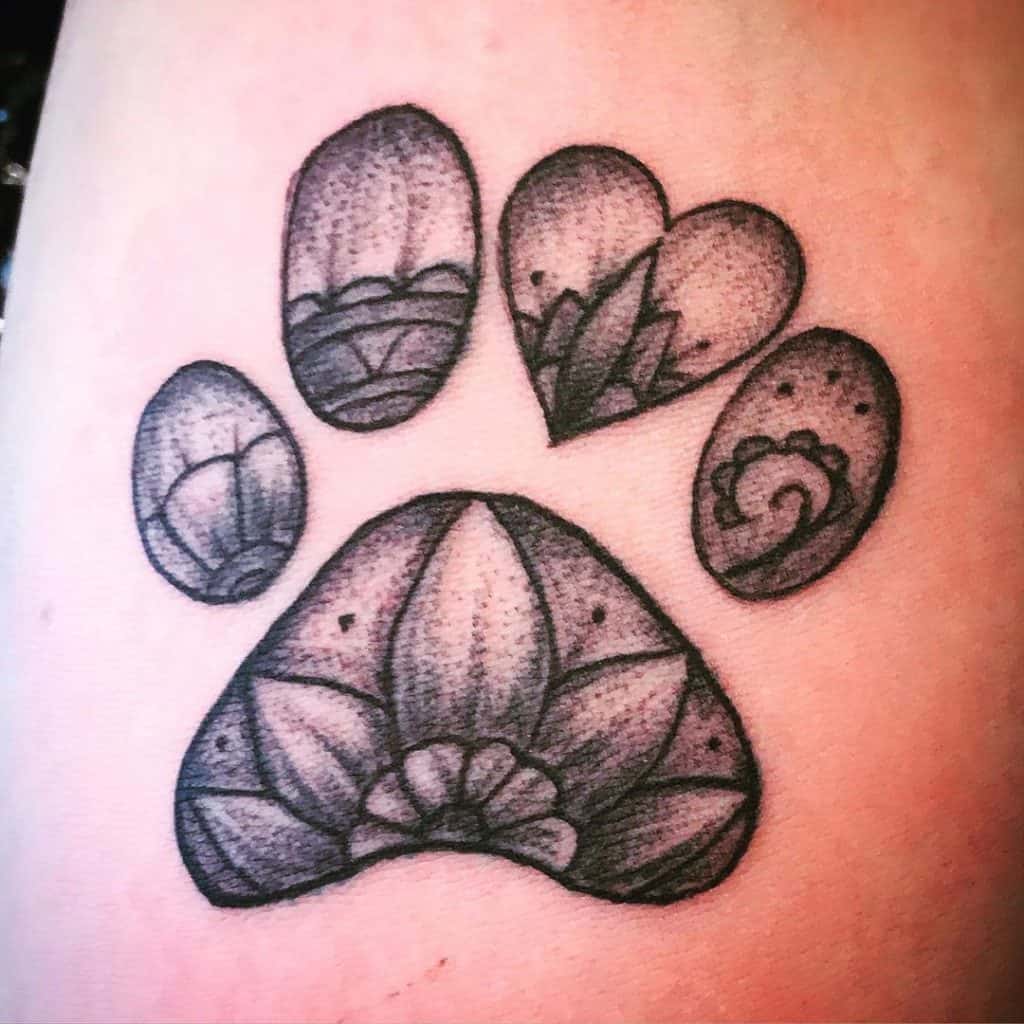 Tatuagem de pata floral em forma de coração