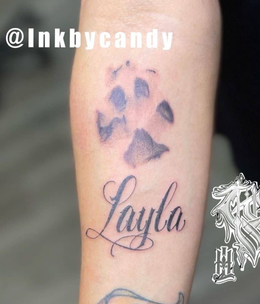 Tatuagem de pata de cachorro com o nome de Layla