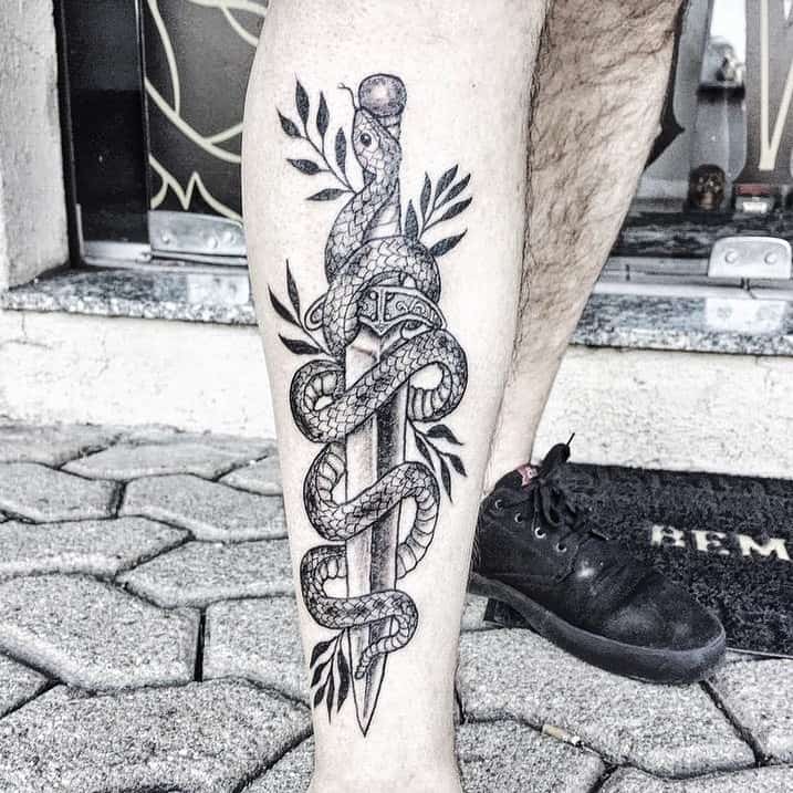 Tatuagem de punhal e cobra 2