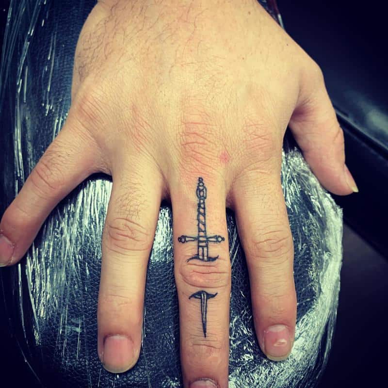 Tatuagem mínima de punhal preto 1