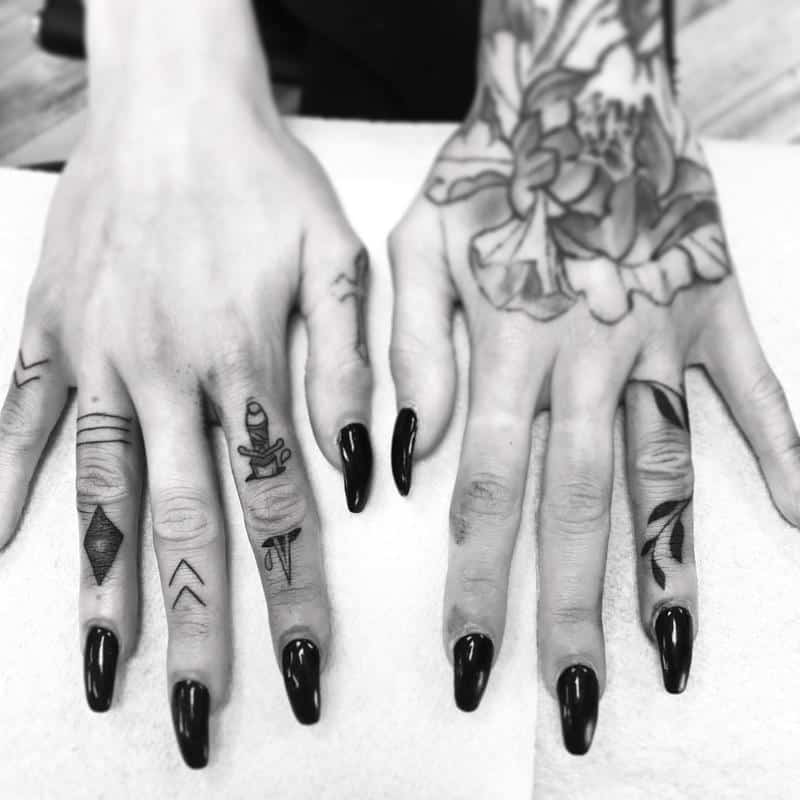 Tatuagem mínima de punhal preto 2