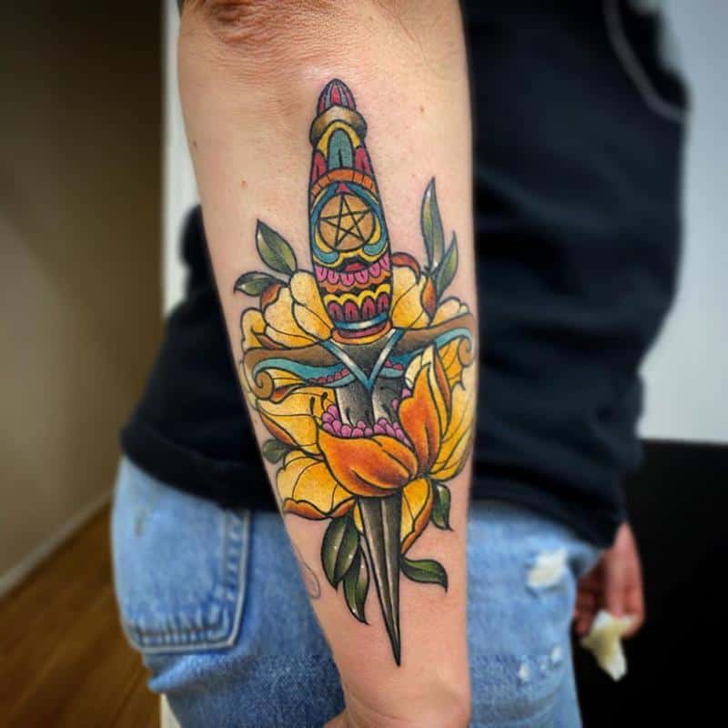 Tatuagem de flor e punhal colorida 1