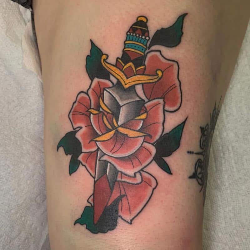 Tatuagem de flor e punhal colorida 3