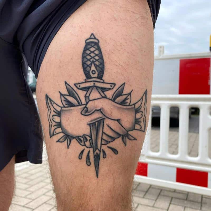 Tatuagem de adaga robusta e colorida 3