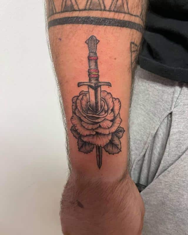 Punhal perfurado e tatuagem de rosa 2