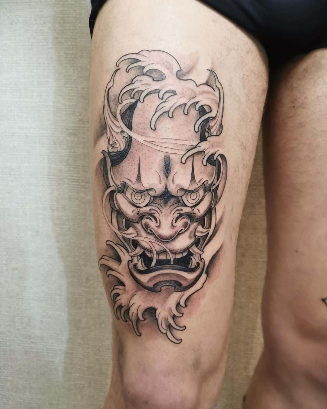 Masque Oni de tatouage de cuisse d'encre noire