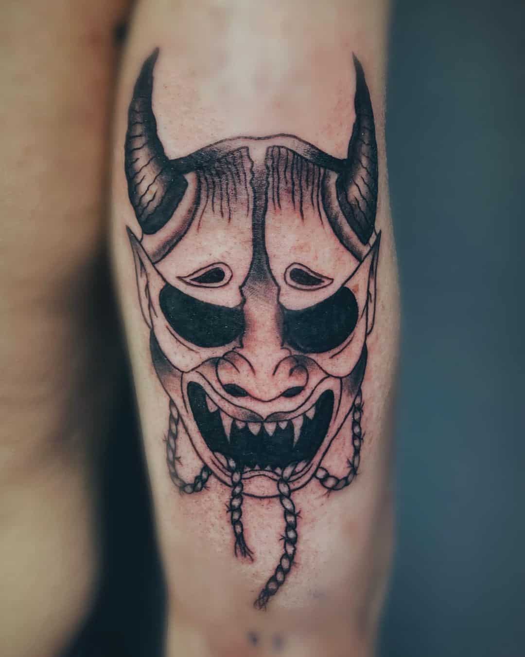 Tatouage Masque Oni Noir Et Gris