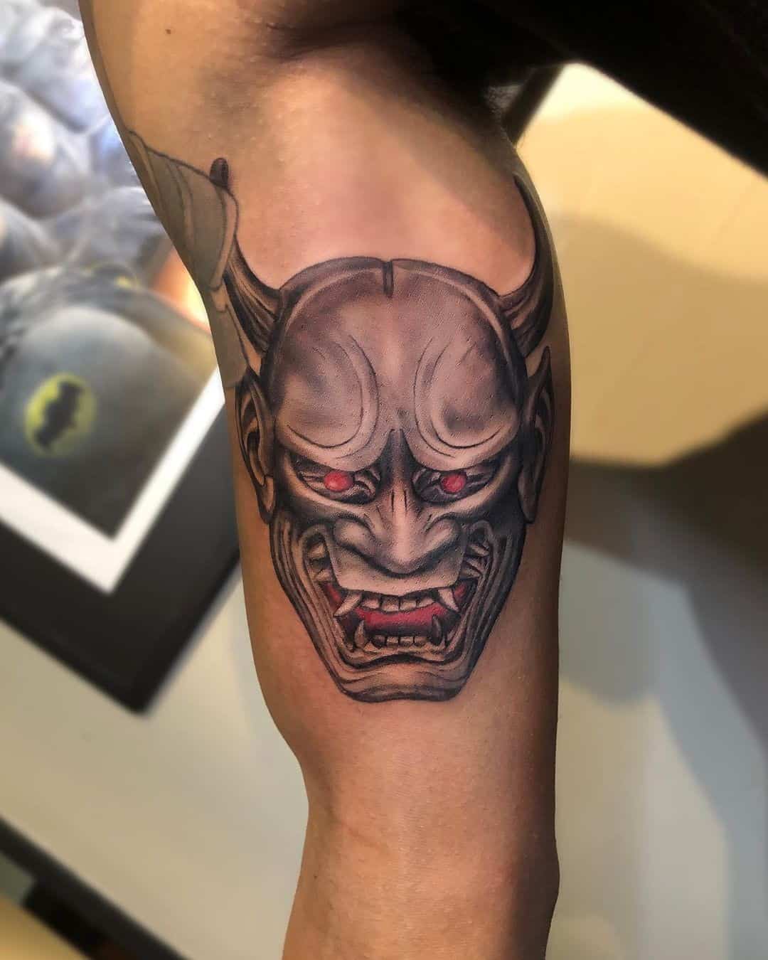 Impression de tatouage de masque d'oni noir