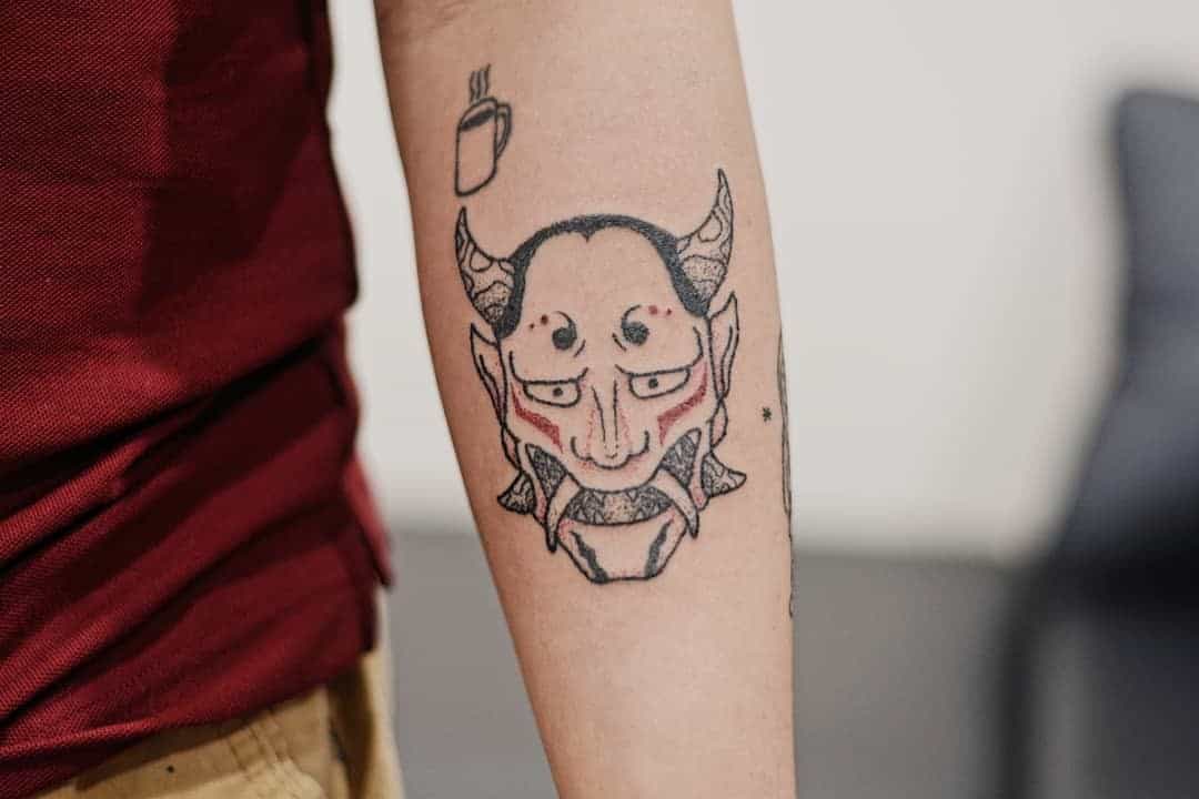 Avant-bras Oni Mask Tattoo Idée noire