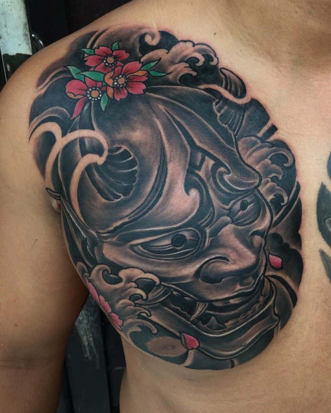 Tatouage de masque de samouraï Oni sur la poitrine