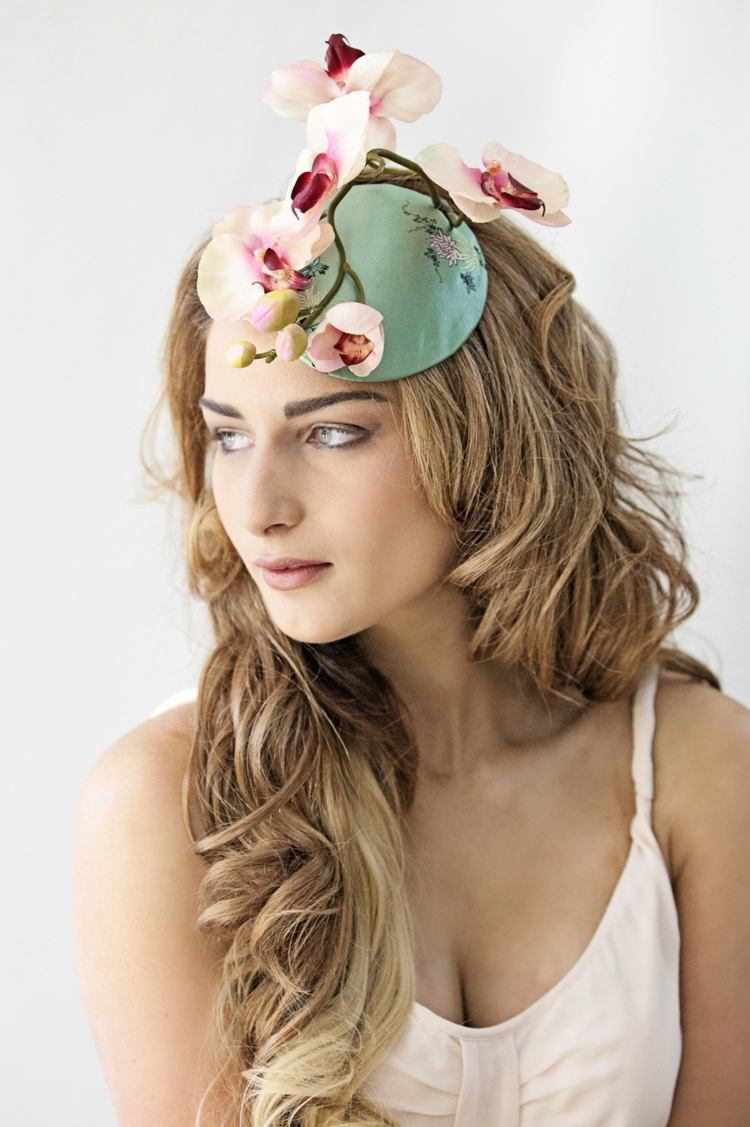 flori orhidee deschise coafura mireasa pălărie accesoriu nunta