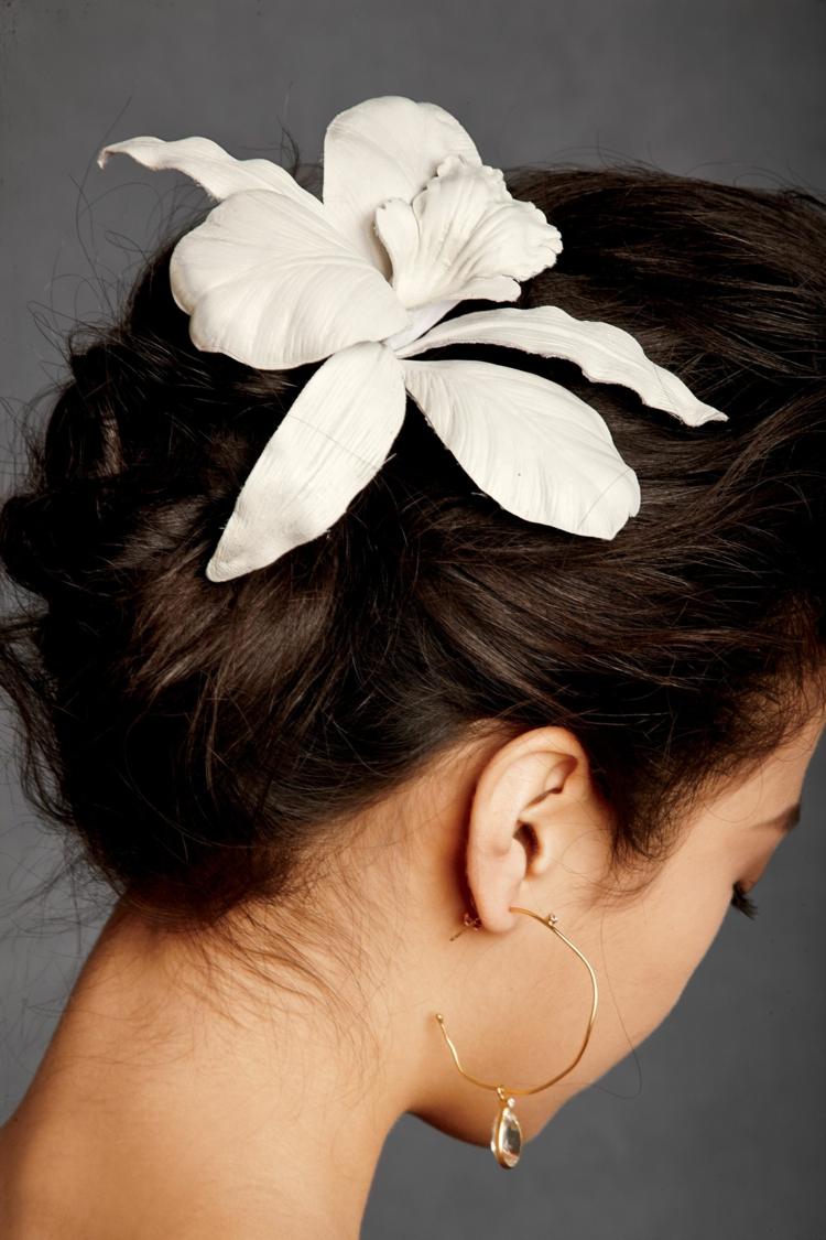 coafuri de mireasa elegante cu orhidee cercei alb updo