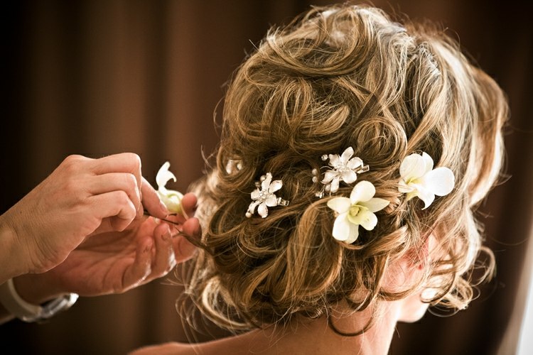coafura eleganta mireasa orhidee mini alb updo