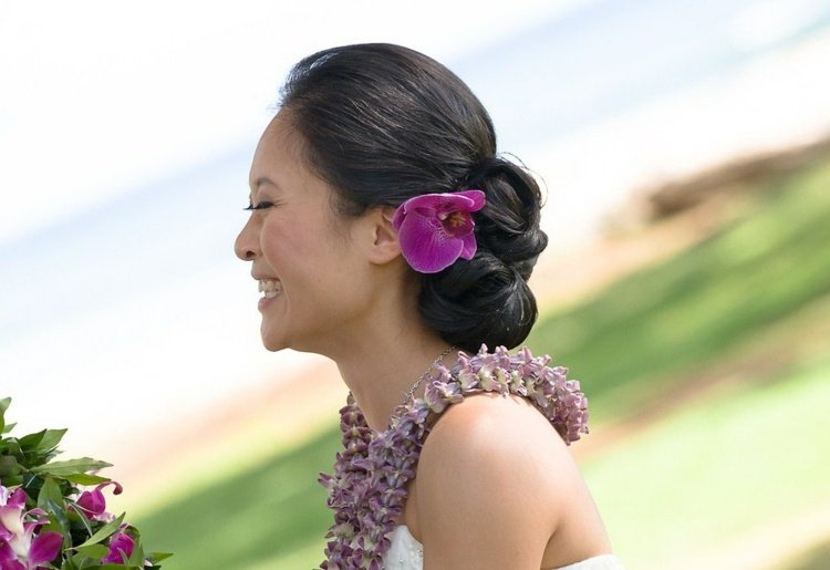 accesoriu roz orhidee updo nunta pe plaja Hawaii
