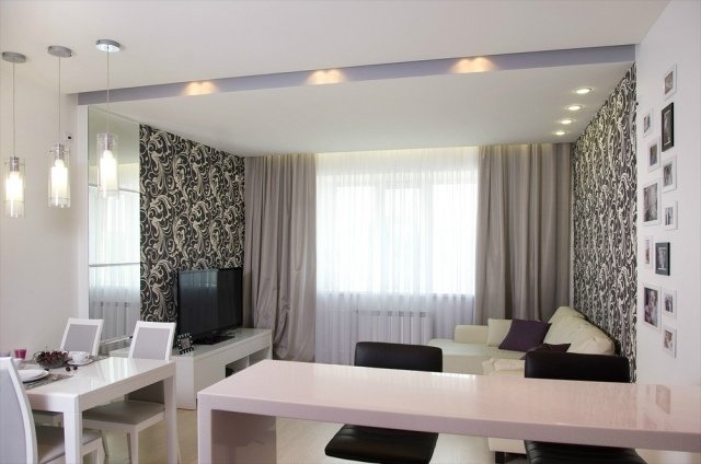sufragerie mică-colț-masă-negru-alb-tapet-motive-florale