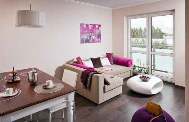 sugestii de decor living sufragerie crem bej bej fucsia accente mese albe Sugestii de decor pentru sufragerie-zonă de luat masa-crem-bej-fuchsia-accente-mese-albe