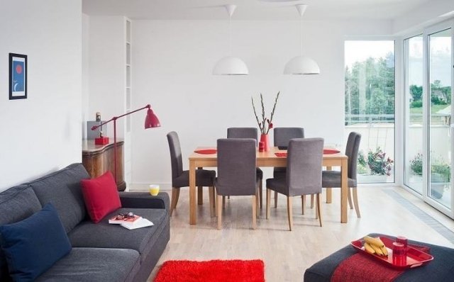 Sugestie de decor living sufragerie mobilier gri gri roșu accente ambele zone Sugestii de decor pentru sufragerie-zonă de luat masa-gri-mobilier-roșu-accente-ambele-zone