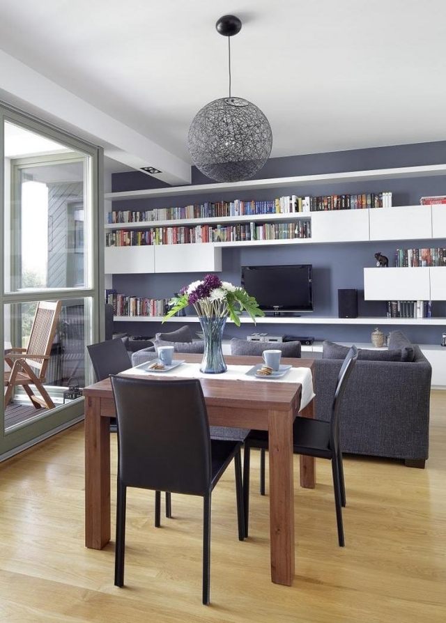 sufragerie cu zonă de luat masa canapea gri culoare perete masă lemn masiv masă scaune negre Propunere de decor-cameră de zi-zonă de luat masa-canapea-gri-perete-culoare-lemn masiv-masă-masă-scaune-negre