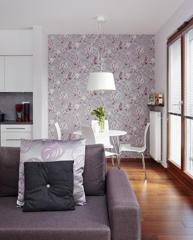 sufragerie sufragerie sufragerie tapet tapițat mov violet model floral chicinetă albă mobilier sufragerie Sugestii de decor pentru sufragerie-zonă de luat masa-canapea tapițată-mov-tapet-model-floral-alb-bucătărie-mobilier de sufragerie