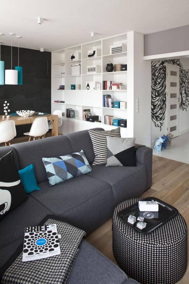 sugestii de decor sufragerie zonă de luat masa accent negru perete canapea gri perne albastre lumini pandantive Sugestii de decor pentru camera de zi-zona de luat masa-negru-accent perete-gri-canapea-albastru-perne-lumini pandantive