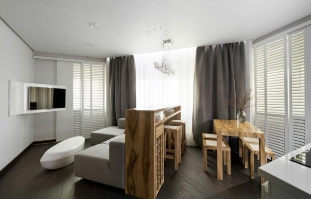 sufragerie mică zonă de luat masa bucătărie deschisă mobilier din lemn masiv canapea gri sufragerie mică-zonă de luat masa-bucătărie-mobilă deschisă din lemn masiv-canapea gri