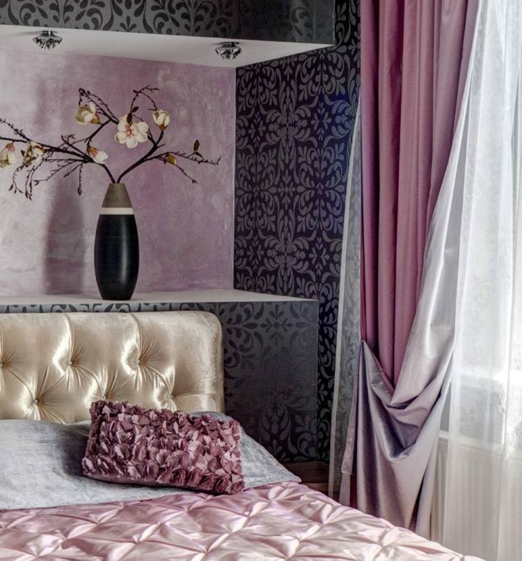 culoare efect roz pentru nișa de perete și tapet gri închis cu decor floral Idei de culoare pentru dormitor feminin-roz-efect-culoare-gri-model-tapet-ornamente
