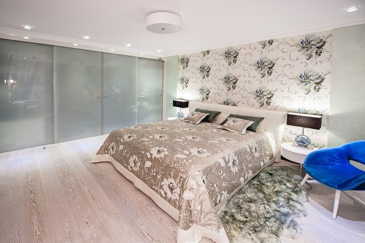 tapet alb cu motive florale și vopsea de perete verde pastel dormitor-perete-design-salvie-verde-floral-tapet-fundal-alb - podea laminată ușoară
