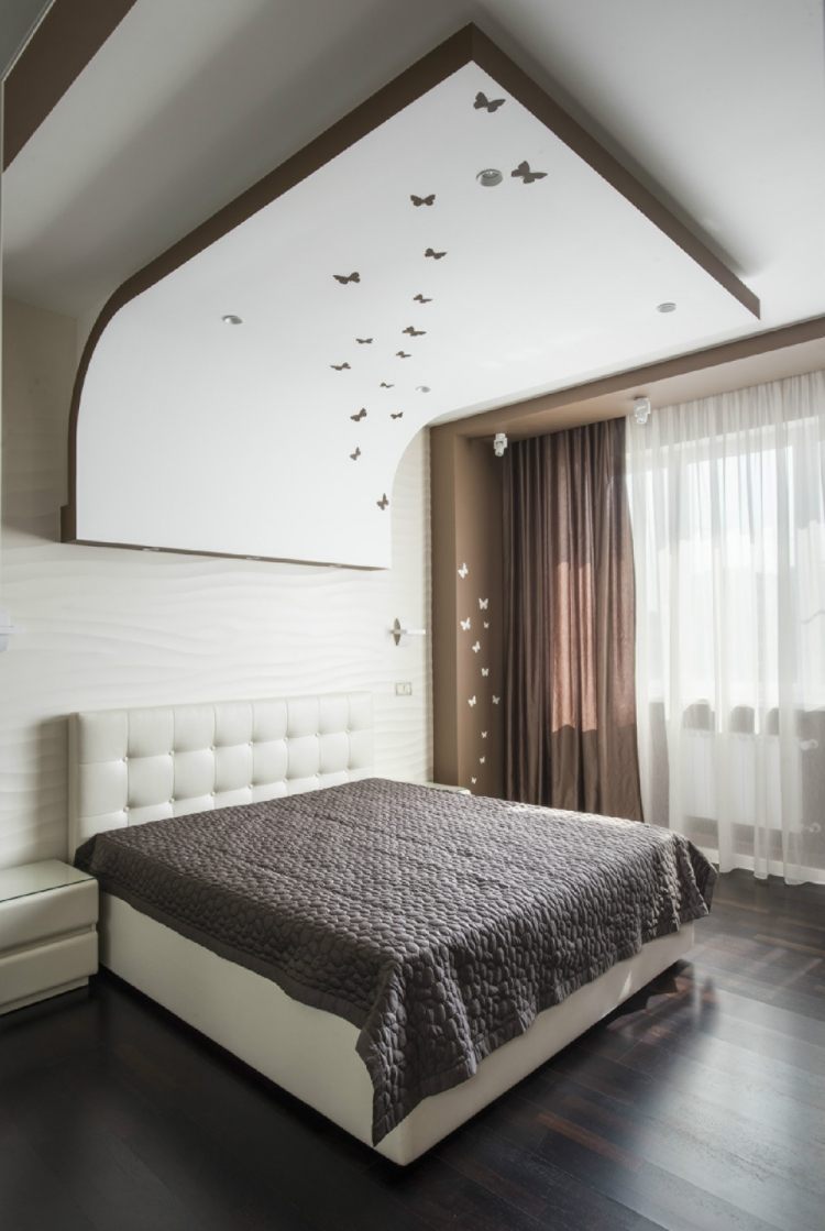 Alb și maro ciocolată - motive de fluture pe perete și tavan perete-design-dormitor-alb-maro-întunecat-scândură-podea-fluturi