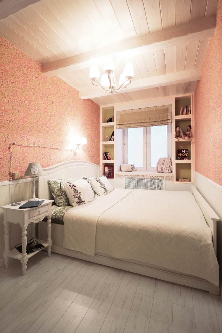 dormitor mic în alb și coral cu accente verzi design-perete-dormitor-mic-tapet-coral-roz-alb-mobilier-stil-country