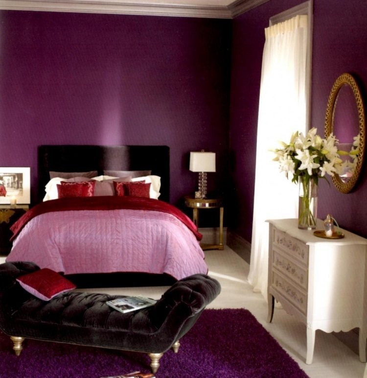 cochet și elegant, cu tapițerie din catifea și violet ca culoare a peretelui idei de culori-dormitor-perete-design-mov-perete-culoare-comoda-oglinda-tapitat-pat-chic