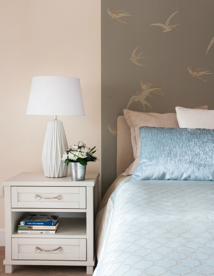 Culoare perete roz pastel și tapet de culoare taupe cu motive de rândunică Idei de culoare pentru dormitor roz pastel-tapet-taupe-rândunică-motive