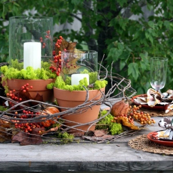 Masa de grădină aranjează festiv vegetația verde aranjați vegetație verde arbuști felinare