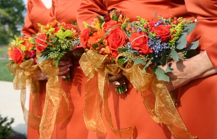 rochii de servitoare maro de culoare portocalie și buchete cu o panglică aurie Rochii de domnișoare de onoare-toamnă-nunta-portocalii-aurii-arcuri