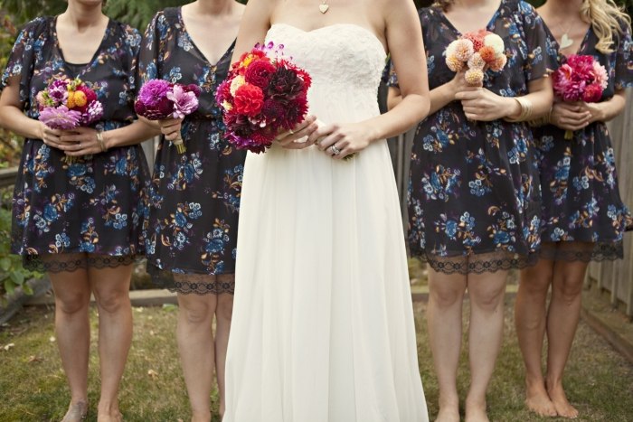 rochii scurte de domnișoare de onoare cu motive florale în albastru rochie-domnisoare-de-onoare-toamna-nunta-scurta-maro-inchis-model-floral